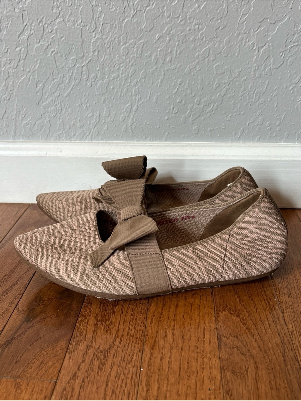 Skechers Cleo Ballet Flats Bow Slip On Shoes Women’s Size 6.5 Wide Tan Pink